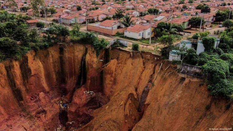 Foto reprezentând apar multe doline - Știri România