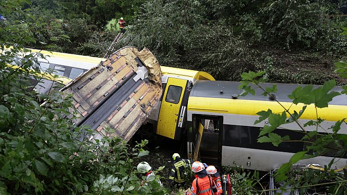 Un tren regional german a deraiat, ucigând cel puțin trei persoane.