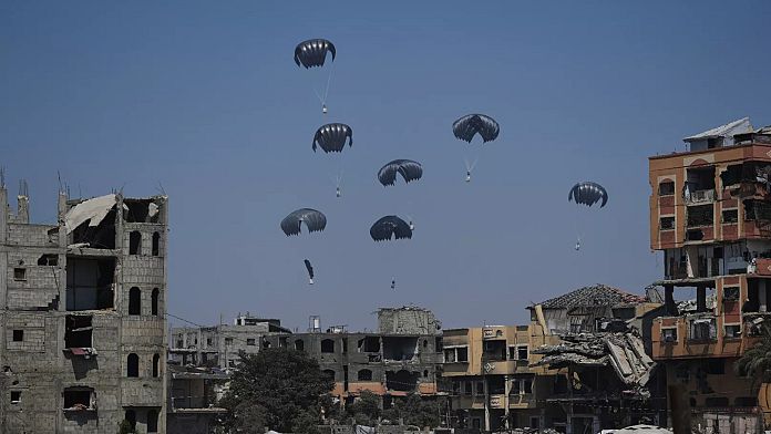 Mai multe ajutoare au fost trimise cu avionul deasupra Fâșiei Gaza, pe fondul îngrijorărilor legate de înrăutățirea situației umanitare