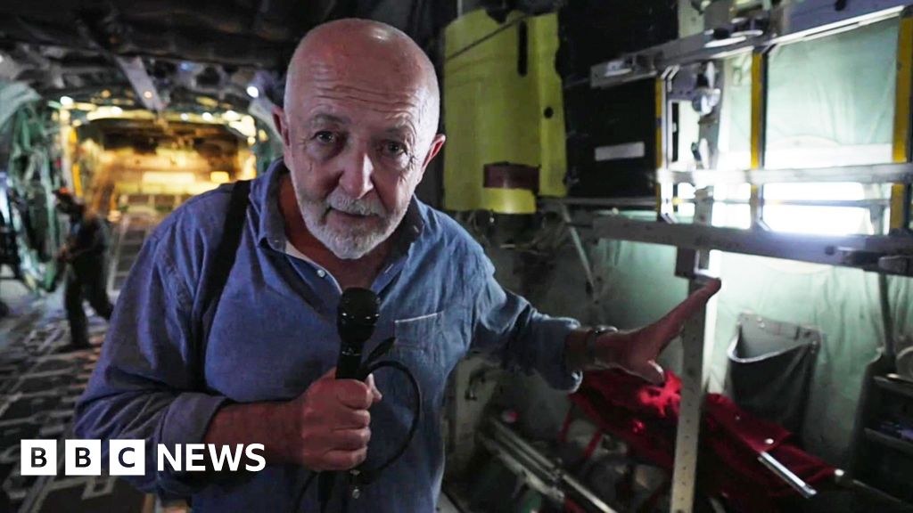 Urmăriți: Jeremy Bowen de la BBC se urcă la bordul unui avion care trimite ajutoare în Gaza