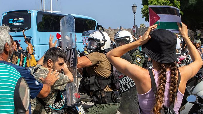 Poliția antirevoltă s-a ciocnit cu manifestanții în Rhodos în timpul vizitei unei nave de croazieră israeliene