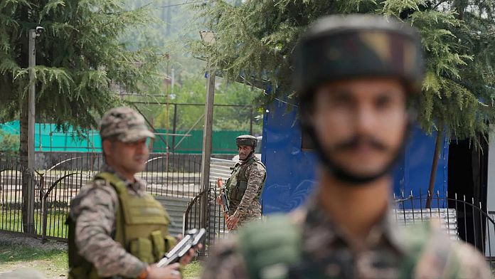 Trei presupuși militanți uciși într-un schimb de focuri în regiunea disputată a Kashmirului, a anunțat India