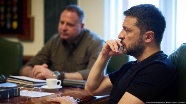 Vizual pentru ucraina zelenski semnat pe Top10stiri.ro