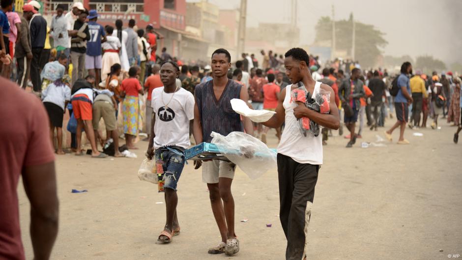 Angola: Arestări în masă, după ce demonstrațiile pentru creșterea prețurilor la combustibil de la Luanda devin mortale