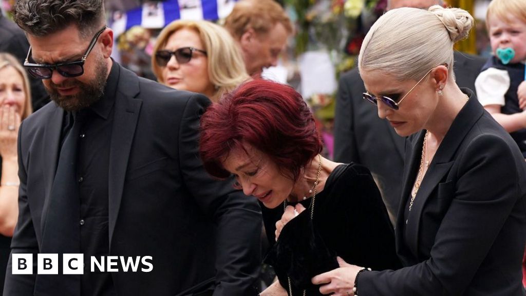 Familia și fanii i-au transmis un adio emoționant lui Ozzy Osbourne