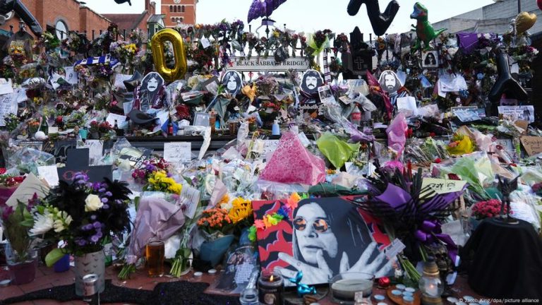 Foto reprezentând fanii ozzy osbourne - Știri România