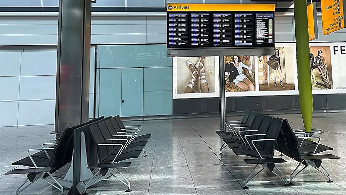 Zborurile au început să se reiau de pe aeroporturile din Marea Britanie după ce o problemă a controlului traficului aerian a închis spațiul aerian