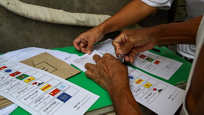 Myanmarul pune capăt stării de urgență, iar șeful juntei își schimbă funcțiile înaintea alegerilor din decembrie