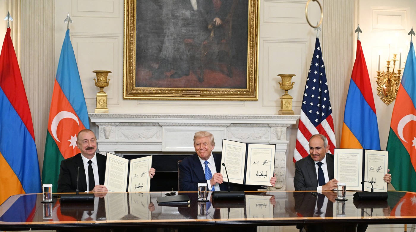 Foto reprezentând două foste republici - Știri România