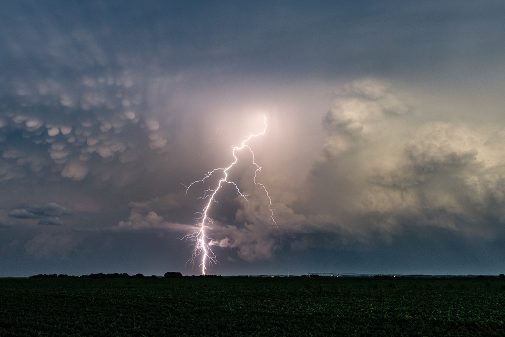 Foto reprezentând galben furtuni puternice - Știri România