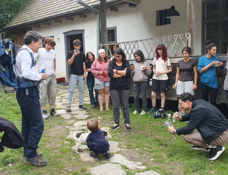 Foto reprezentând nicușor își continuă - Știri România