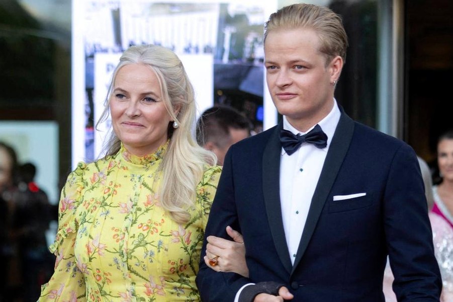 Vizual pentru fiul mare prinţesei pe Top10stiri.ro