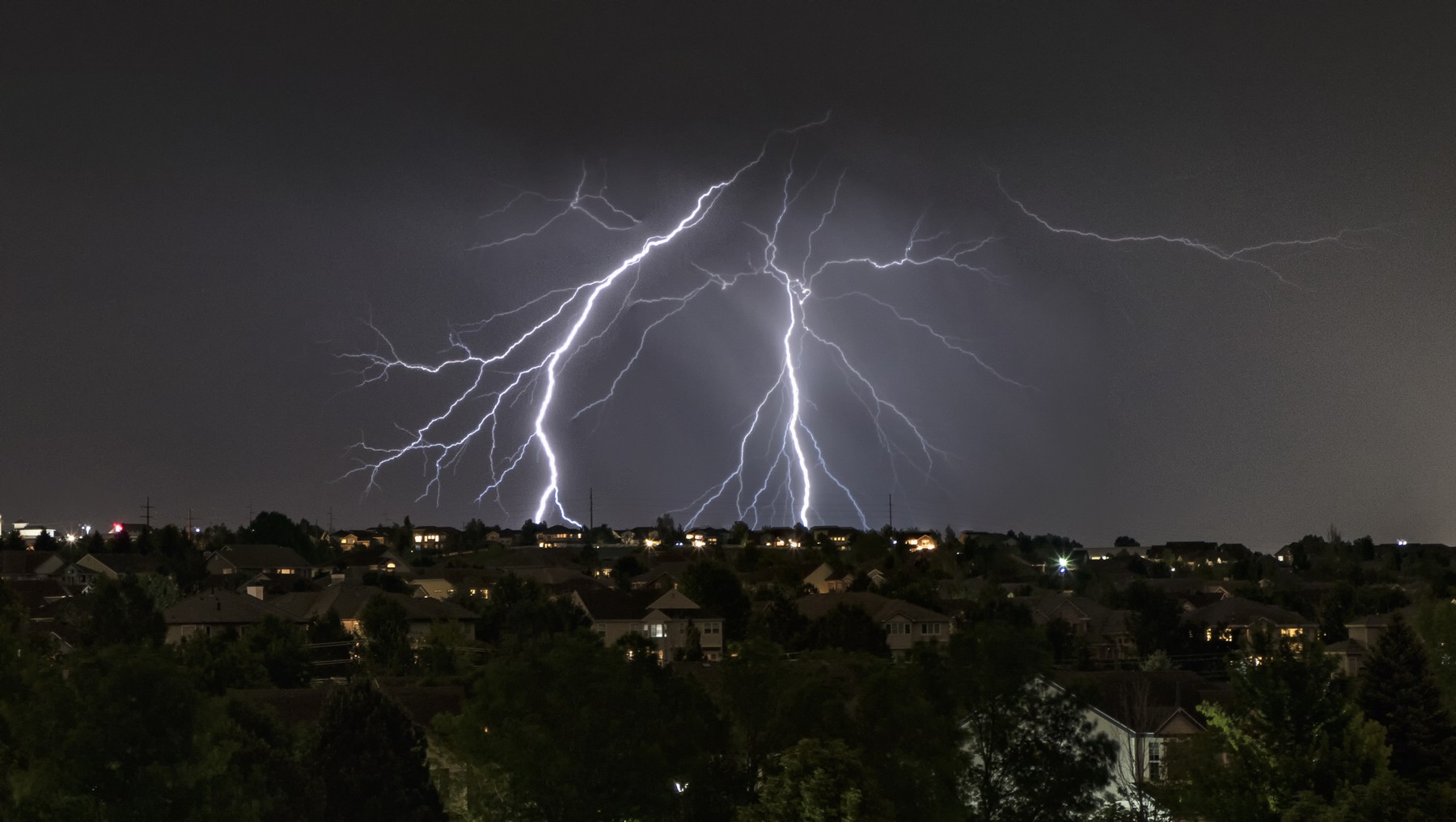 roșu furtuni puternice - Imagine ilustrativă