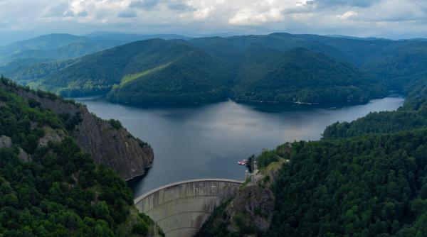 Foto reprezentând bogdan ivan explică - Știri România