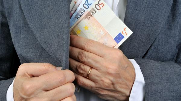 Foto reprezentând suma uriașă evazioniștii - Știri România