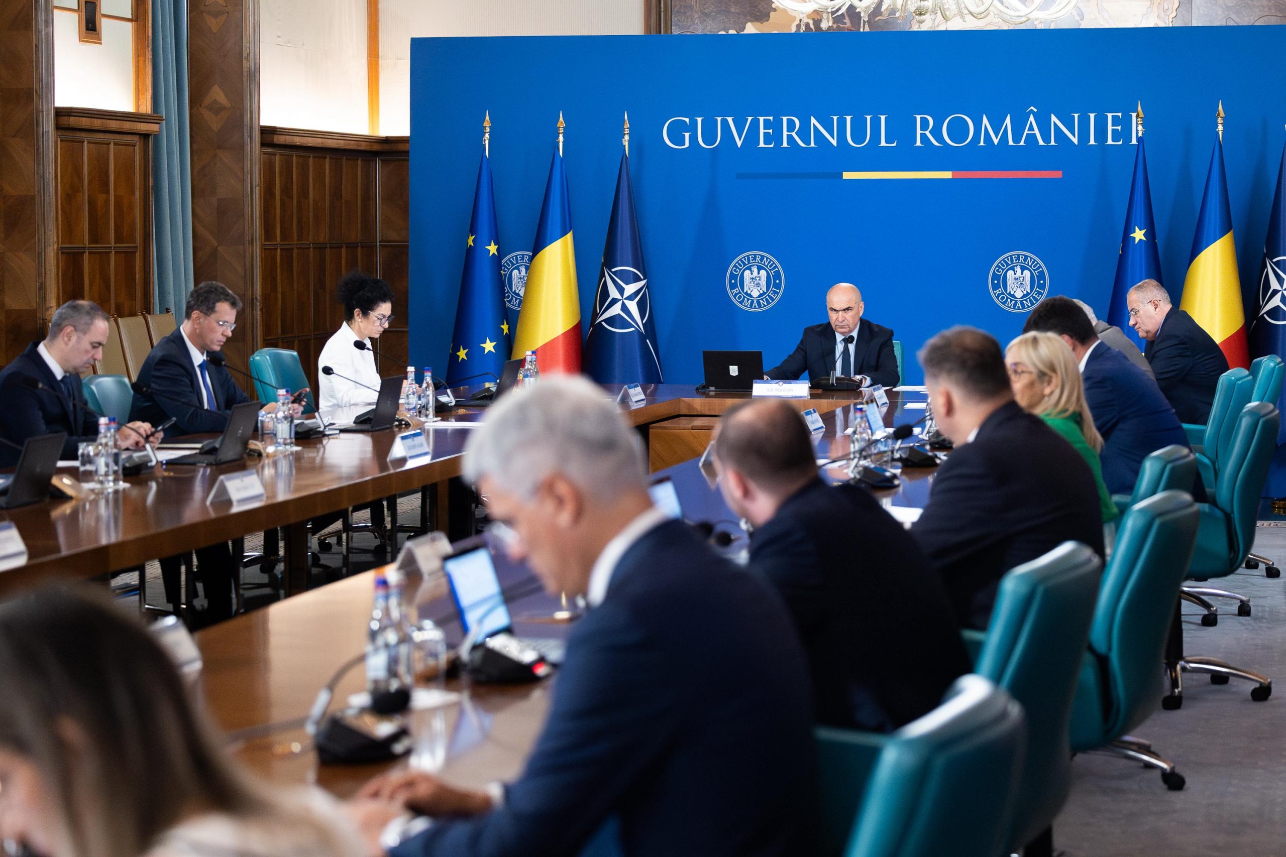 Foto reprezentând guvernul bolojan taie - Știri România
