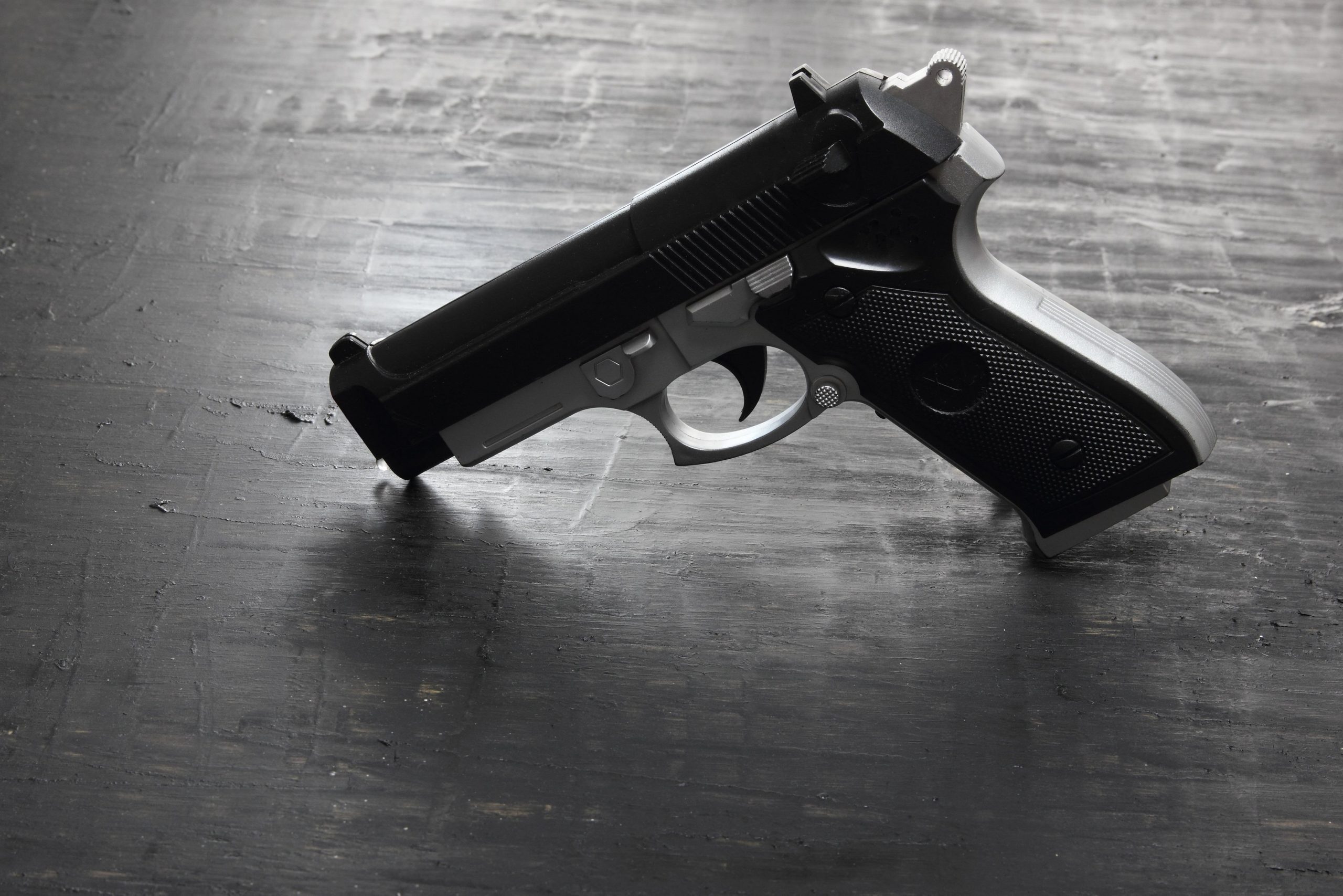 Foto reprezentând tânăr tras pistolul - Știri România