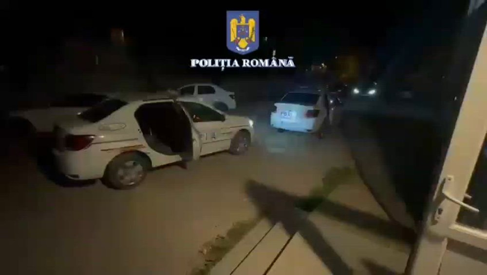 Foto reprezentând cinci bărbați reținuți - Știri România