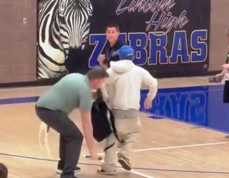 Foto reprezentând imagini virale elev - Știri România