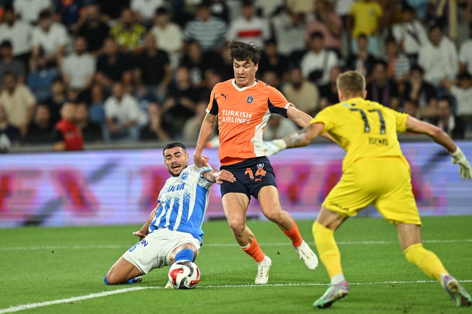 Foto reprezentând conference league universitatea - Știri România