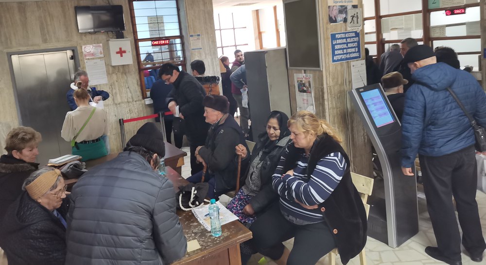 Foto reprezentând funcționarul român între - Știri România