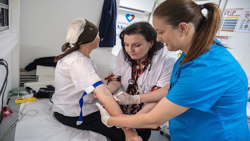 Foto reprezentând caravanele medicale între - Știri România