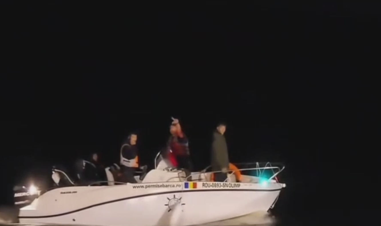 Foto reprezentând oameni plimbau caiacul - Știri România