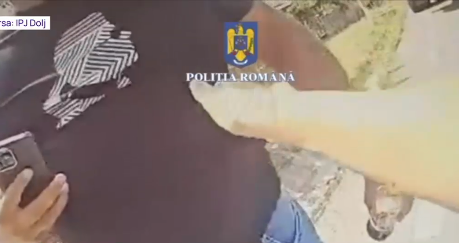 polițistă amenințată toporul - Imagine ilustrativă