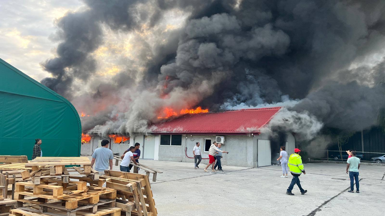 Foto reprezentând incendiu puternic lângă - Știri România