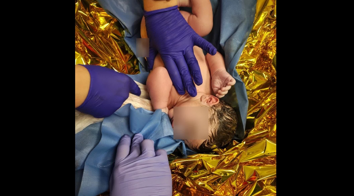 Foto reprezentând bebeluş născut ambulanţă - Știri România