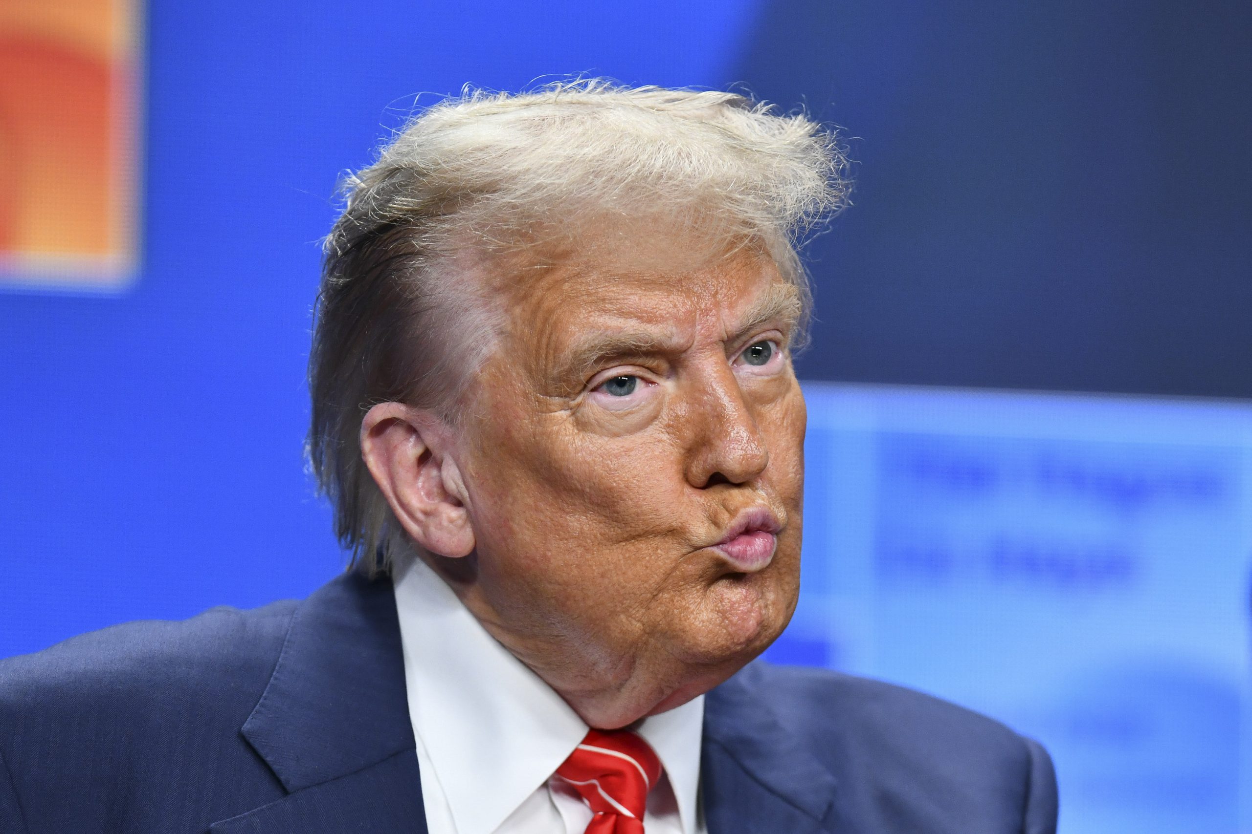 Foto reprezentând donald trump amenință - Știri România