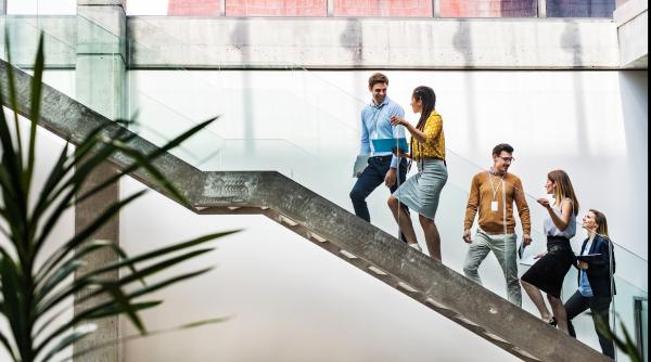 Foto reprezentând angajații înlocuiți chiar - Știri România