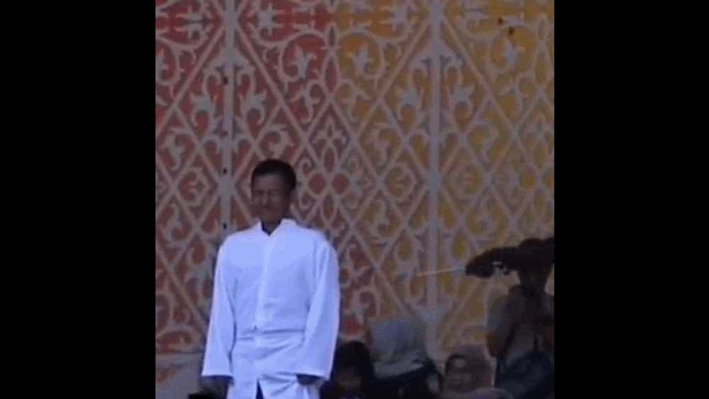 Foto reprezentând bărbaţi indonezia biciuiți - Știri România