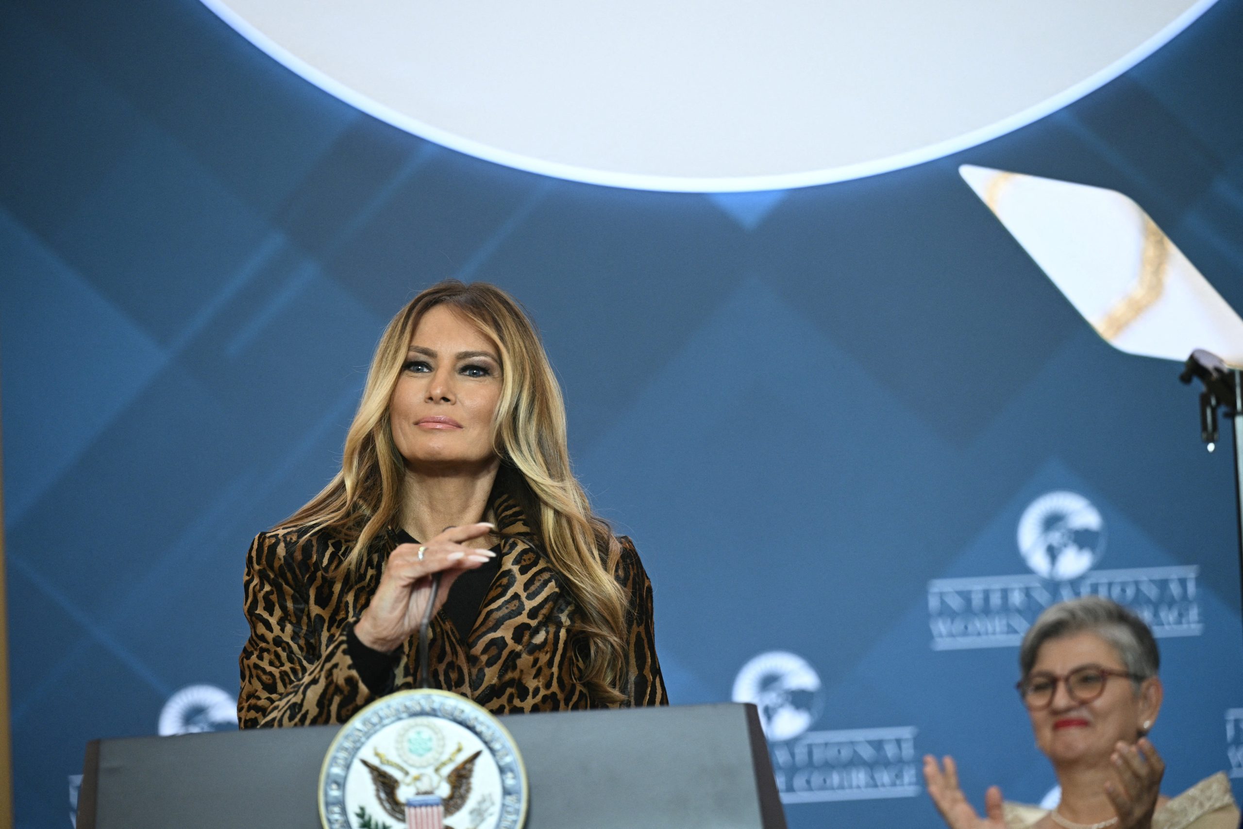 Foto reprezentând melania trump prezentat - Știri România