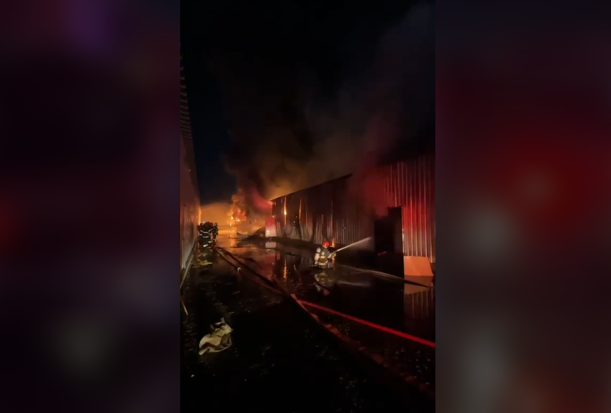 incendiu puternic depozit - Imagine ilustrativă