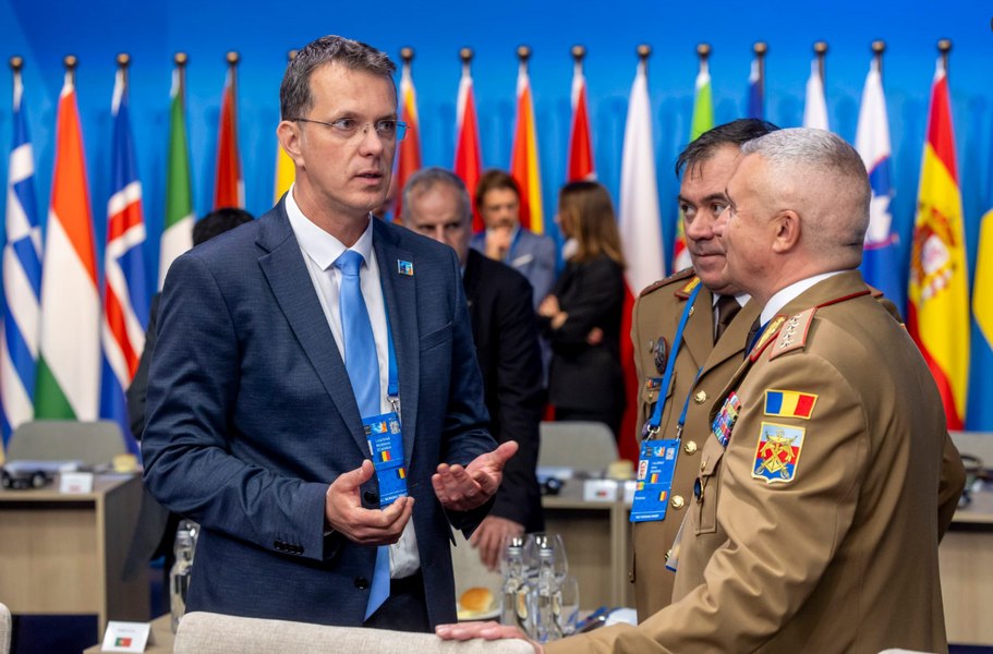 Foto reprezentând ministrul apărării anunță - Știri România