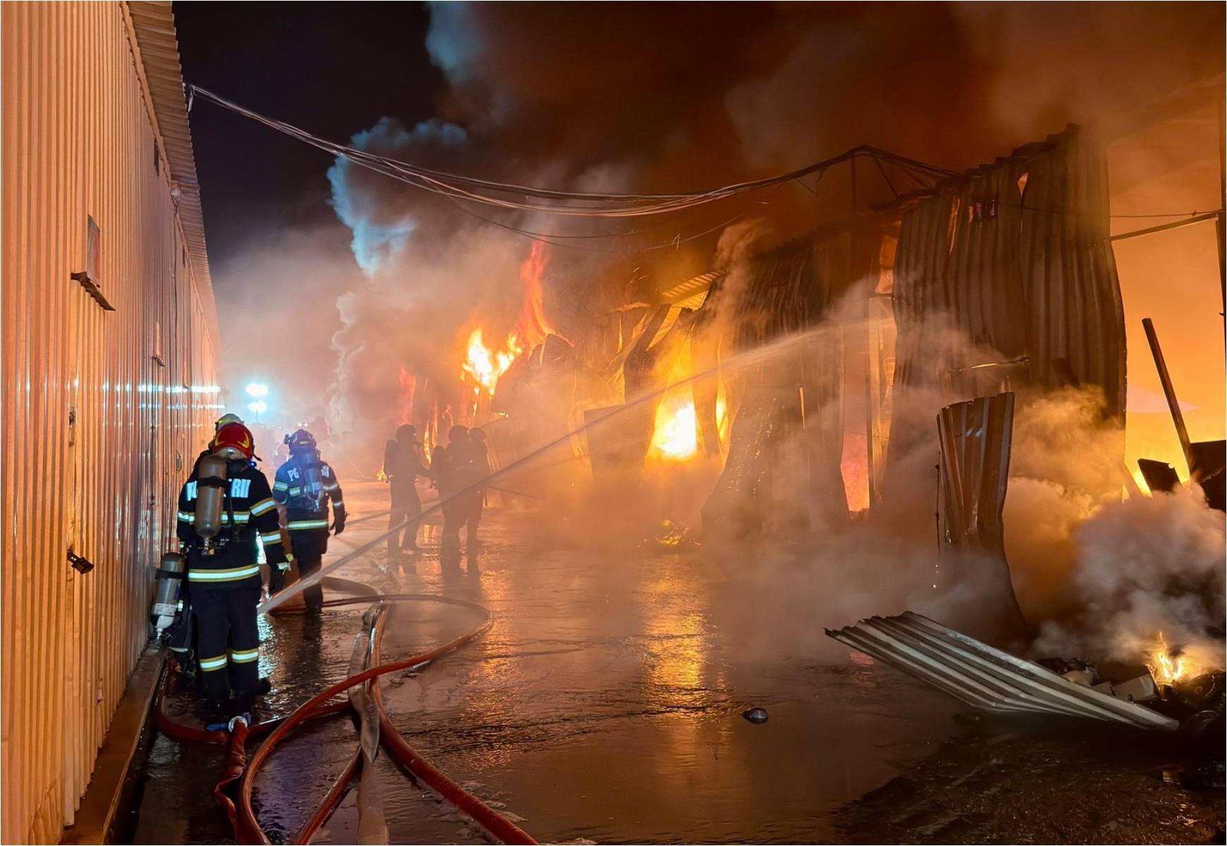 Imagine despre incendiu puternic depozit - Top10stiri.ro