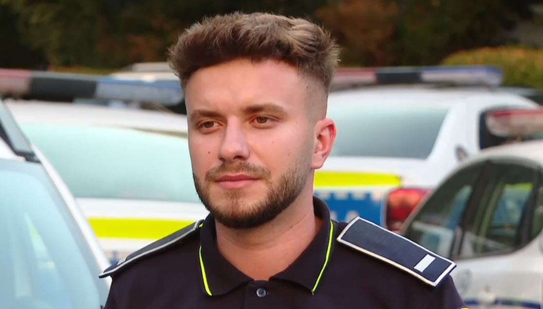 Foto reprezentând decis intervină polițistul - Știri România