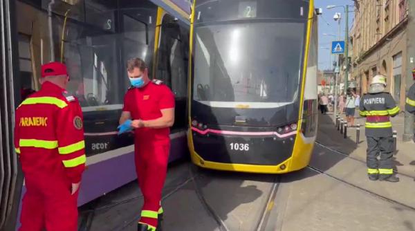 Foto reprezentând două tramvaie ciocnit - Știri România