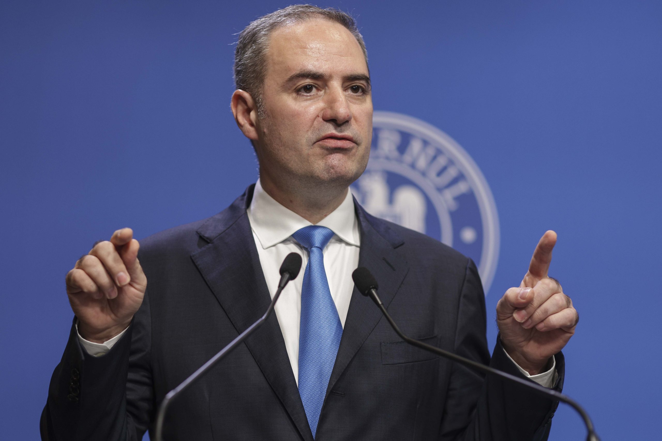 Foto reprezentând ministrul finanțelor pachetul - Știri România