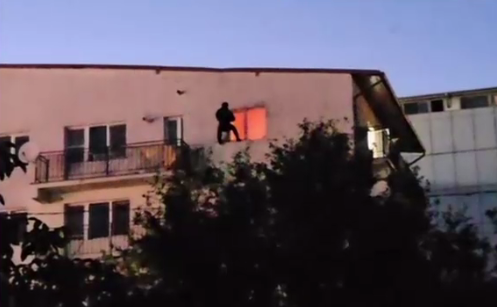 Imagine despre bărbatul baricadat casă - Top10stiri.ro