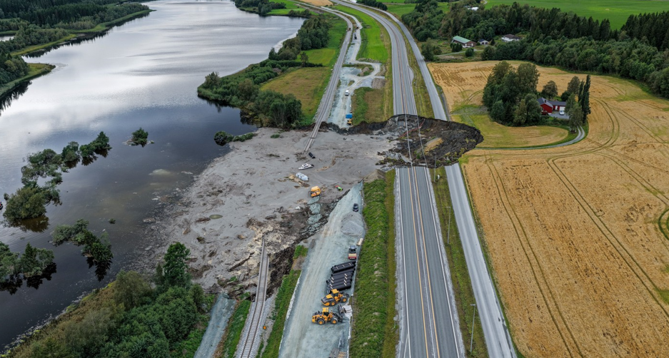 Vizual pentru alunecare teren distrus pe Top10stiri.ro