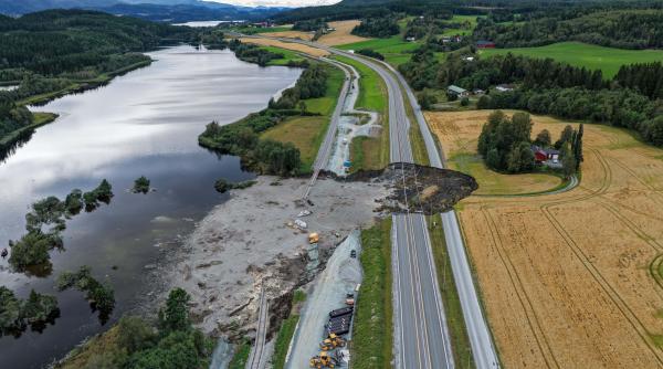 Alunecare de teren în Norvegia: un om a murit, o porțiune de autostradă și zeci de metri de cale ferată au fost distruse