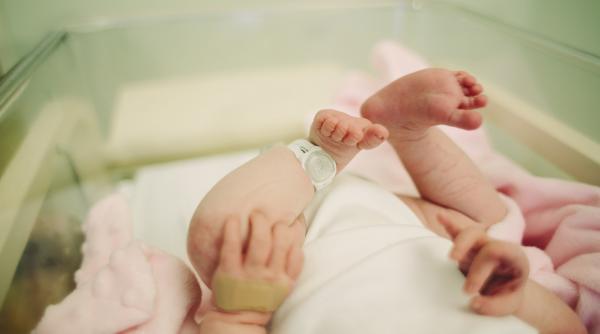 O femeie care nu știa că e însărcinată a născut în timpul unui festival în deșert: „Nici măcar nu se vedea, un miracol absolut”