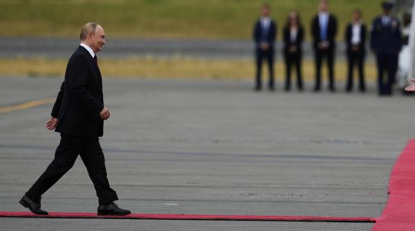 Care este motivul pentru care Putin merge cu brațul drept aproape nemișcat. Dezvăluirile unui fost ministru britanic