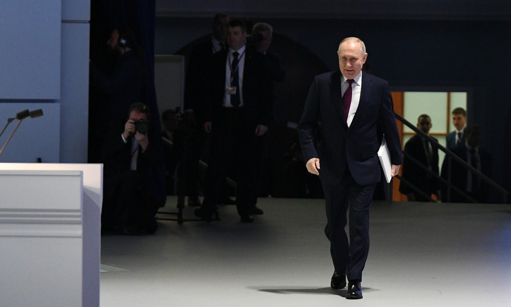 De ce merge Putin cu brațul drept aproape nemișcat. Explicațiile unui fost ministru britanic: „Uitați-vă la fața lui”