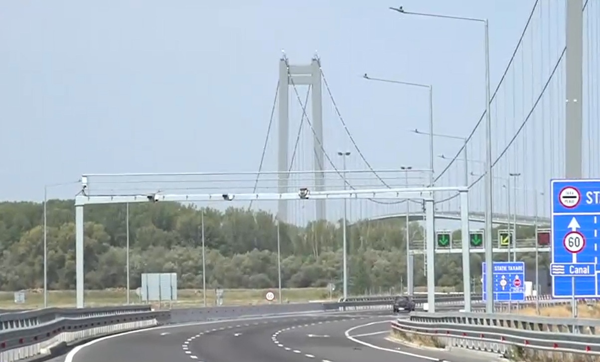 Camere radar pe podul suspendat de la Brăila. Șoferii sunt nemulțumiți și cer măsuri ca să nu se mai strice asfaltul