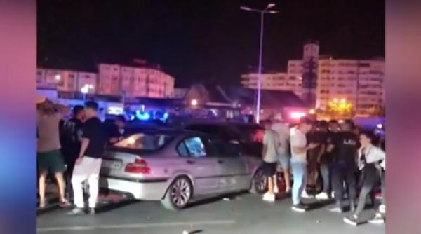 O fată care făcea drifturi a distrus 3 mașini parcate, în Focșani. Totul a degenerat într-o bătaie în toată regula