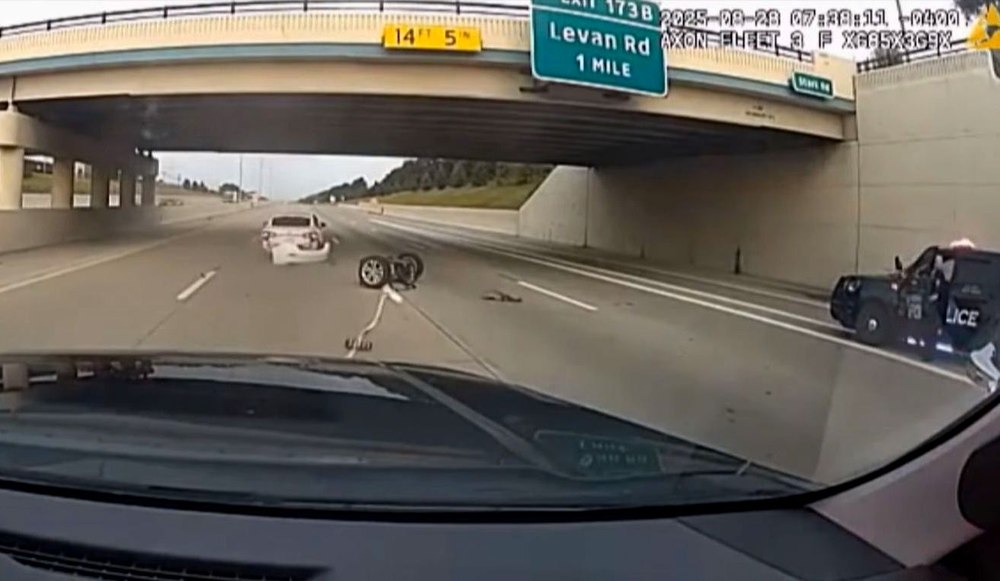 Scene uimitoare într-o urmărire pe o autostradă. Poliția a dezmembrat din mers o mașină furată