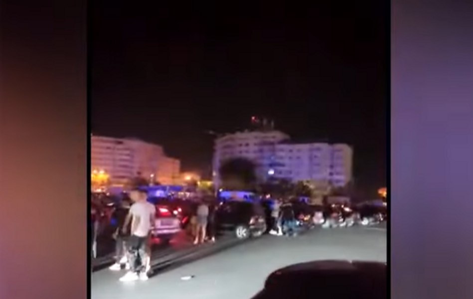 Bătaie într-o parcare din Focșani, după ce o  tânără care făcea drifturi a pierdut controlul volanului și lovit mai multe mașini